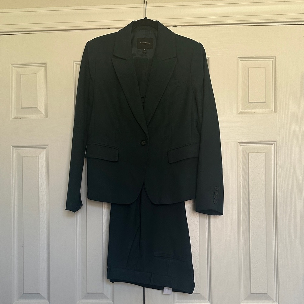 {Banana Republic} Classic Women’s Dark Green Two-Piece Suit Blazer & Trousers